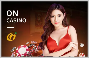 Người chia bài đang chia bài Blackjack trực tuyến tại soigiabet